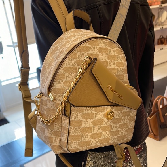 MICHAEL KORS
Maisie Extra-Small Logo 2-in-1 Backpack
Camel 
NWT - Picture 14 of 16